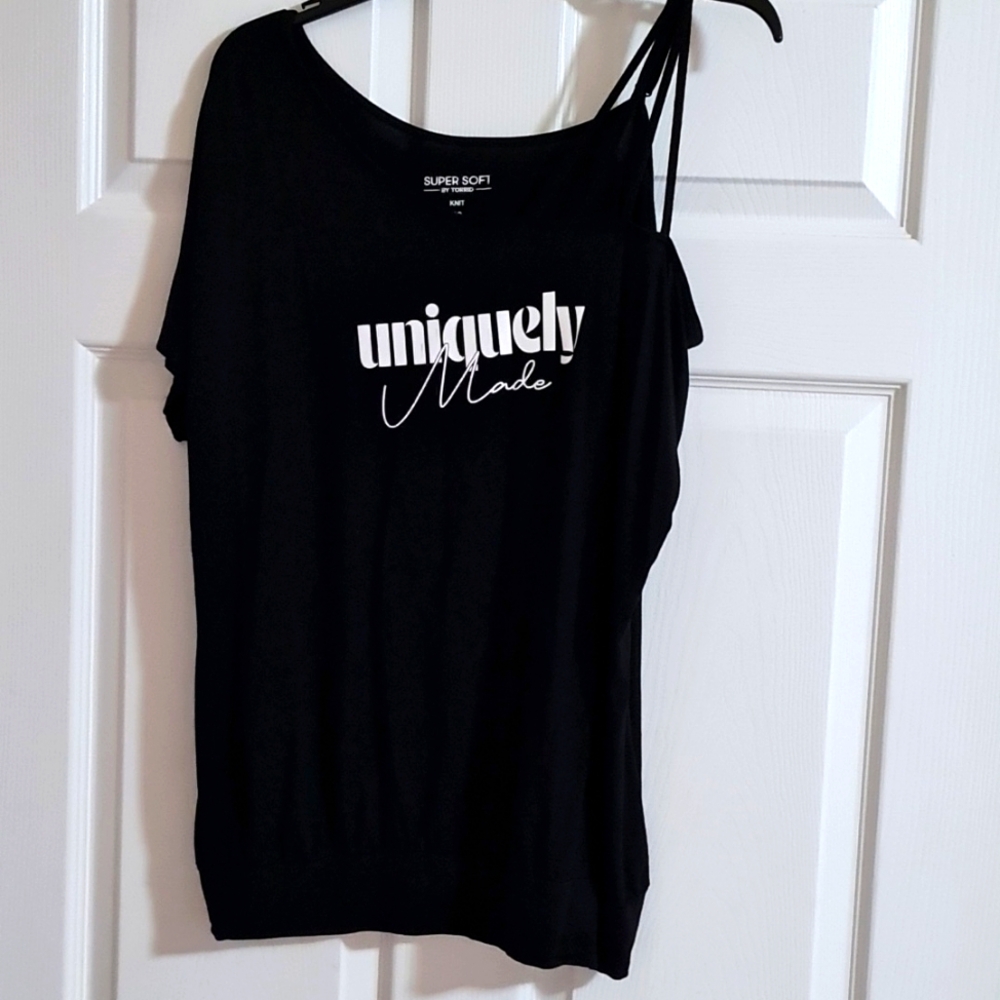Torrid ladies black top size 00